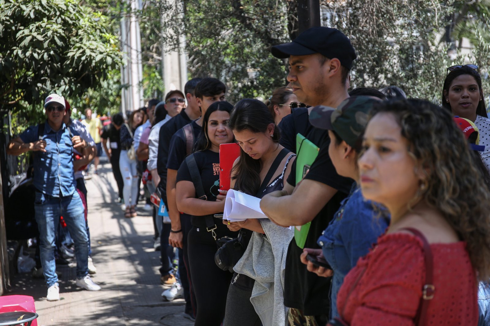fila de personas en una embajada scaled
