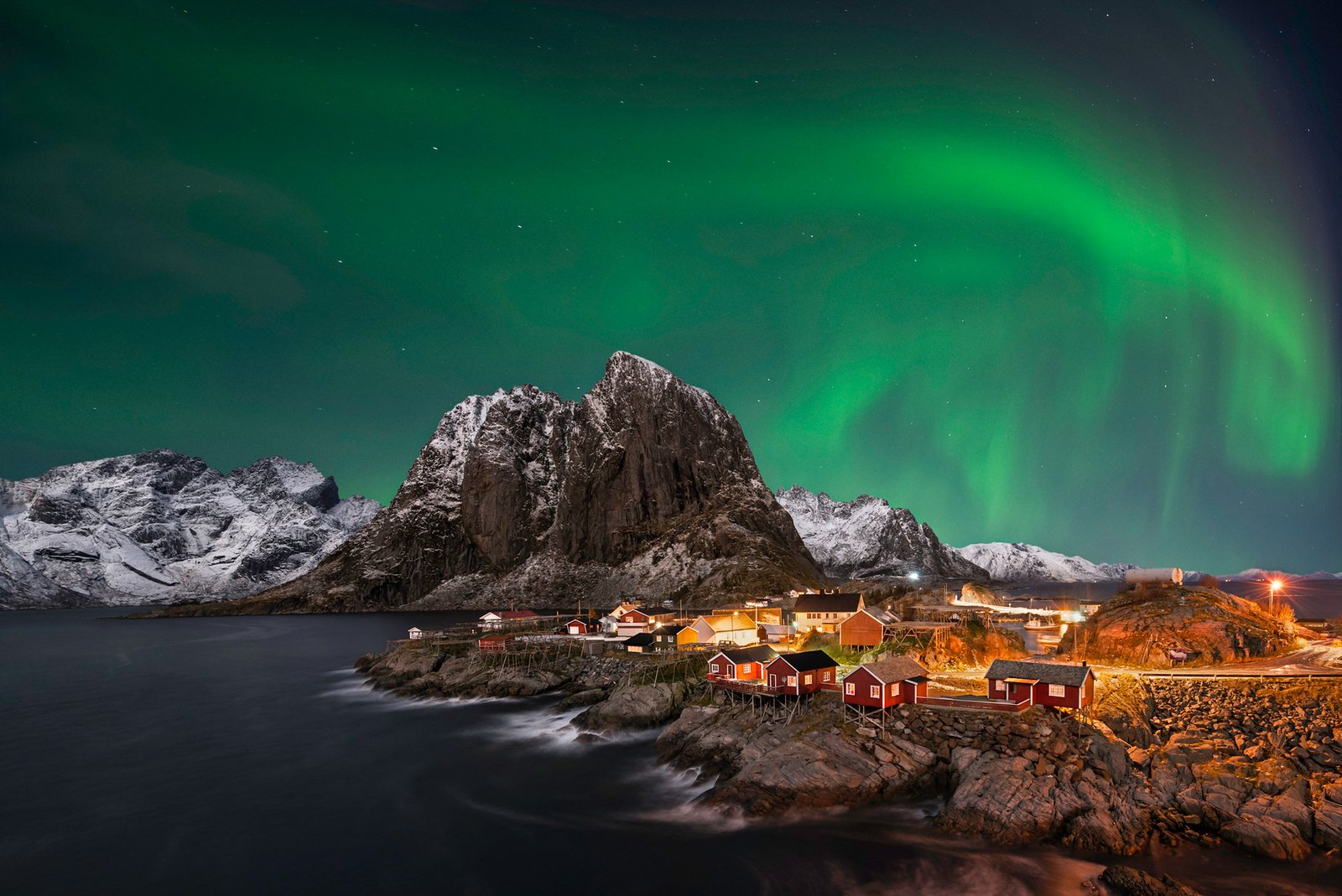 fiordos noruegos con auroras boreales