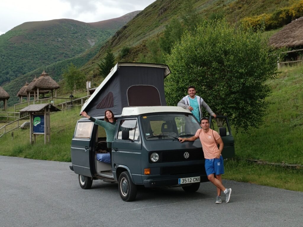 furgoneta camper estacionada en paisaje asturiano