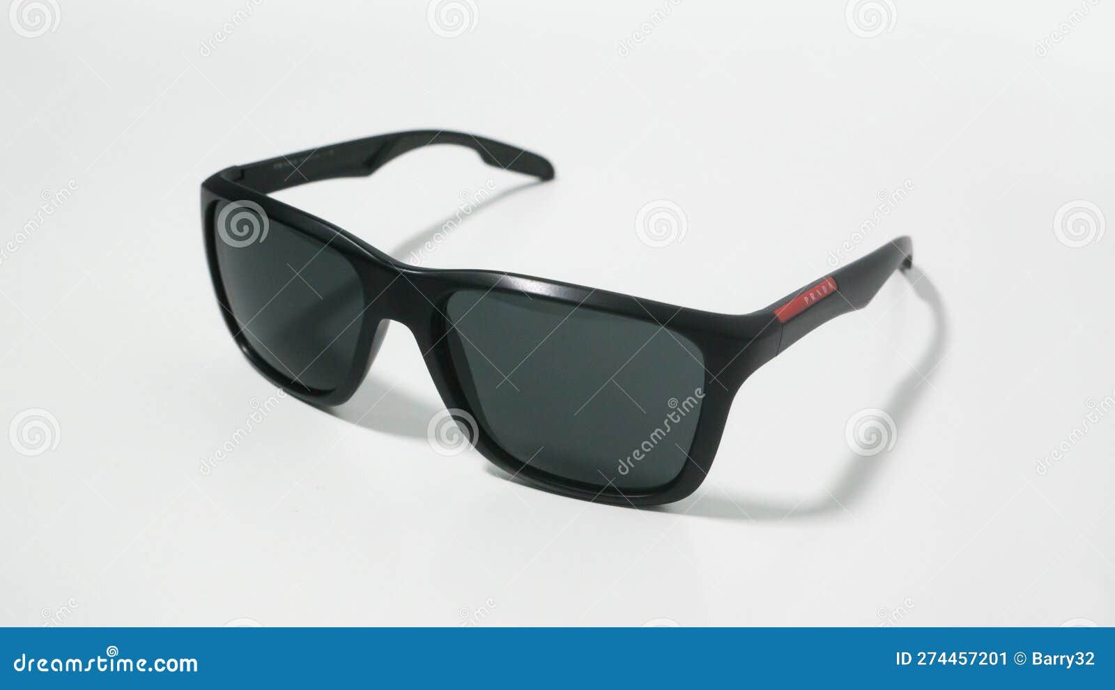 gafas de sol sobre fondo italiano