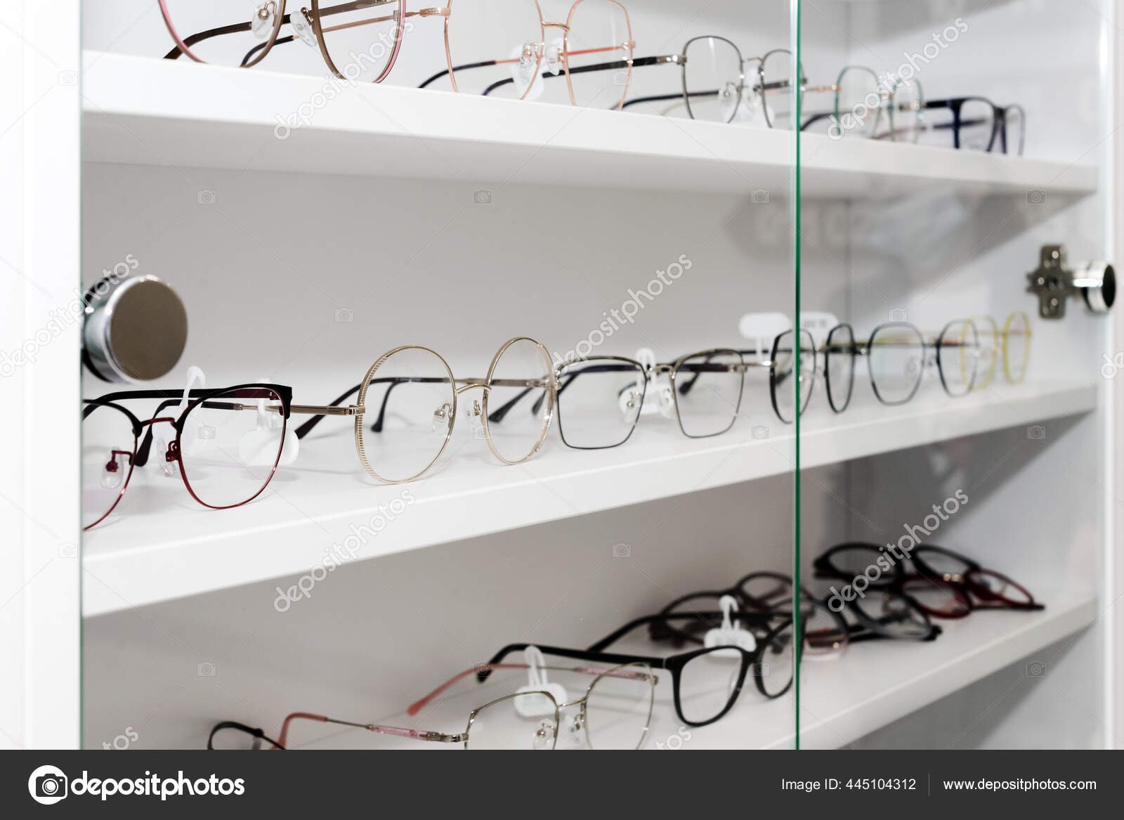 gafas progresivas en estanteria de tienda