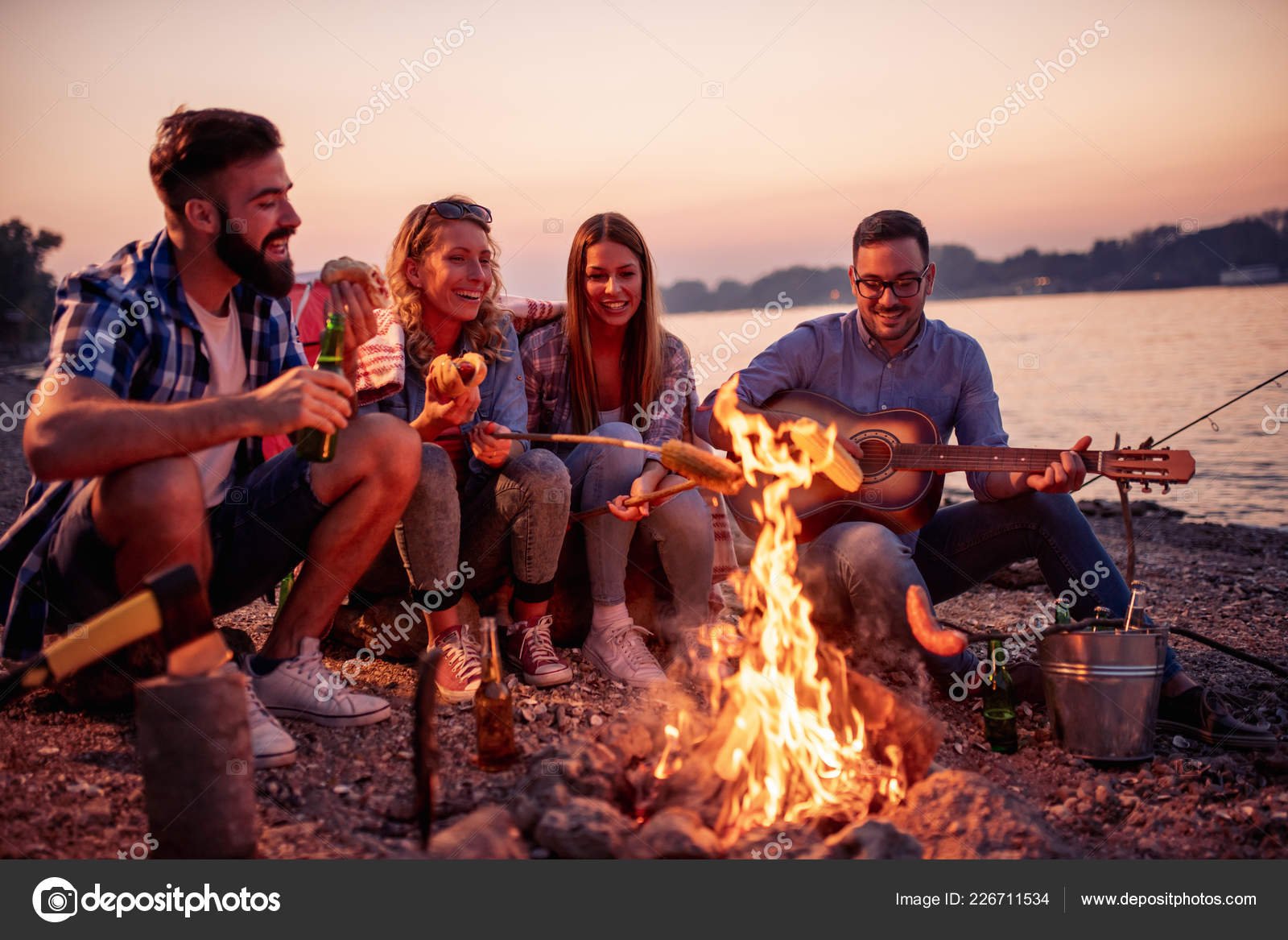grupo de amigos disfrutando de la noche