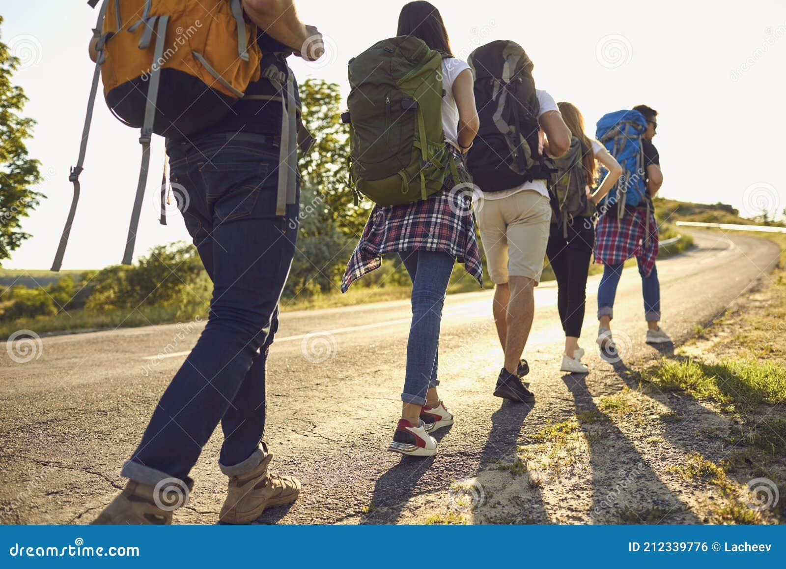 grupo de personas caminando por el camino