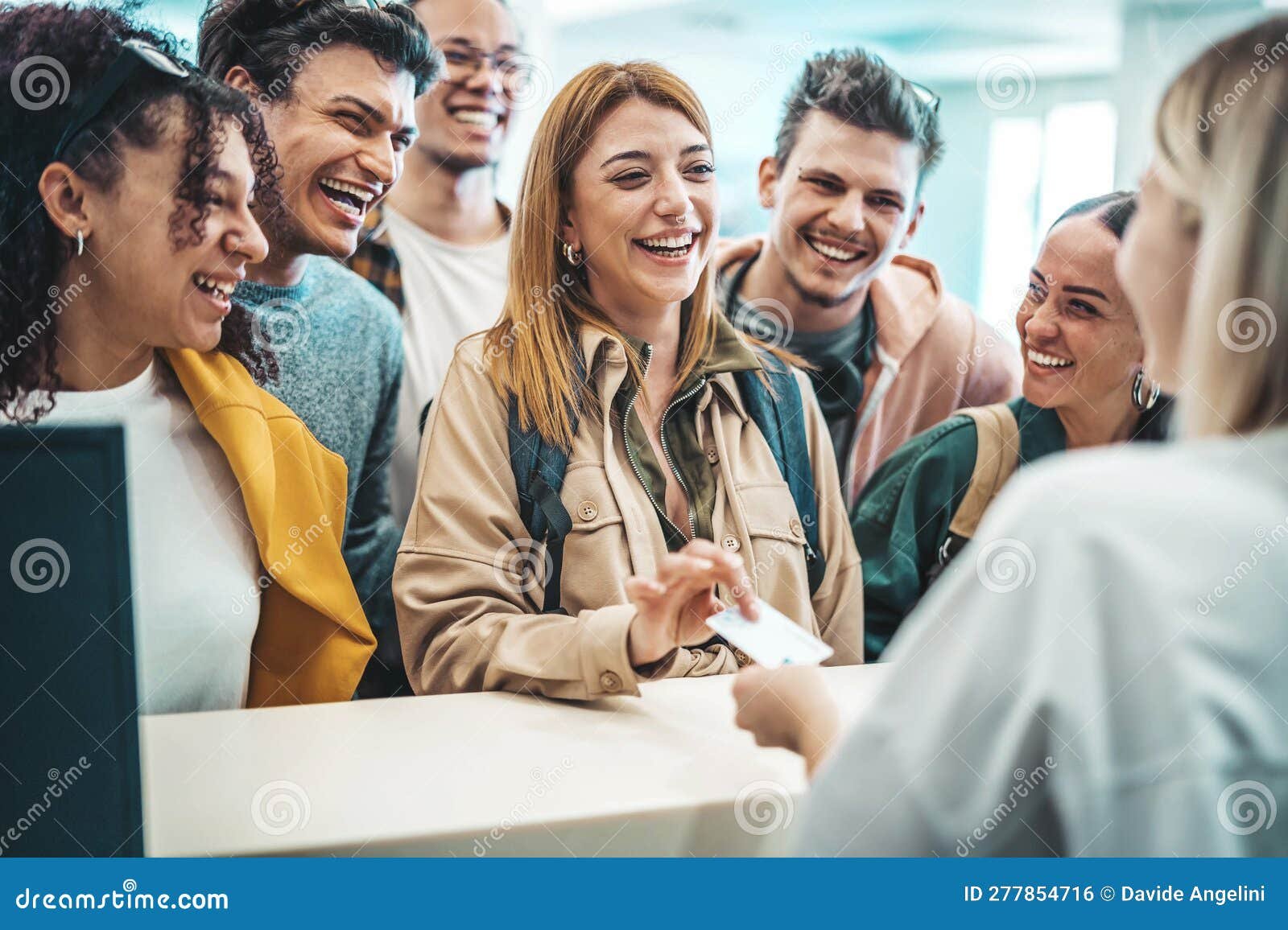 grupo de personas riendo en un parador