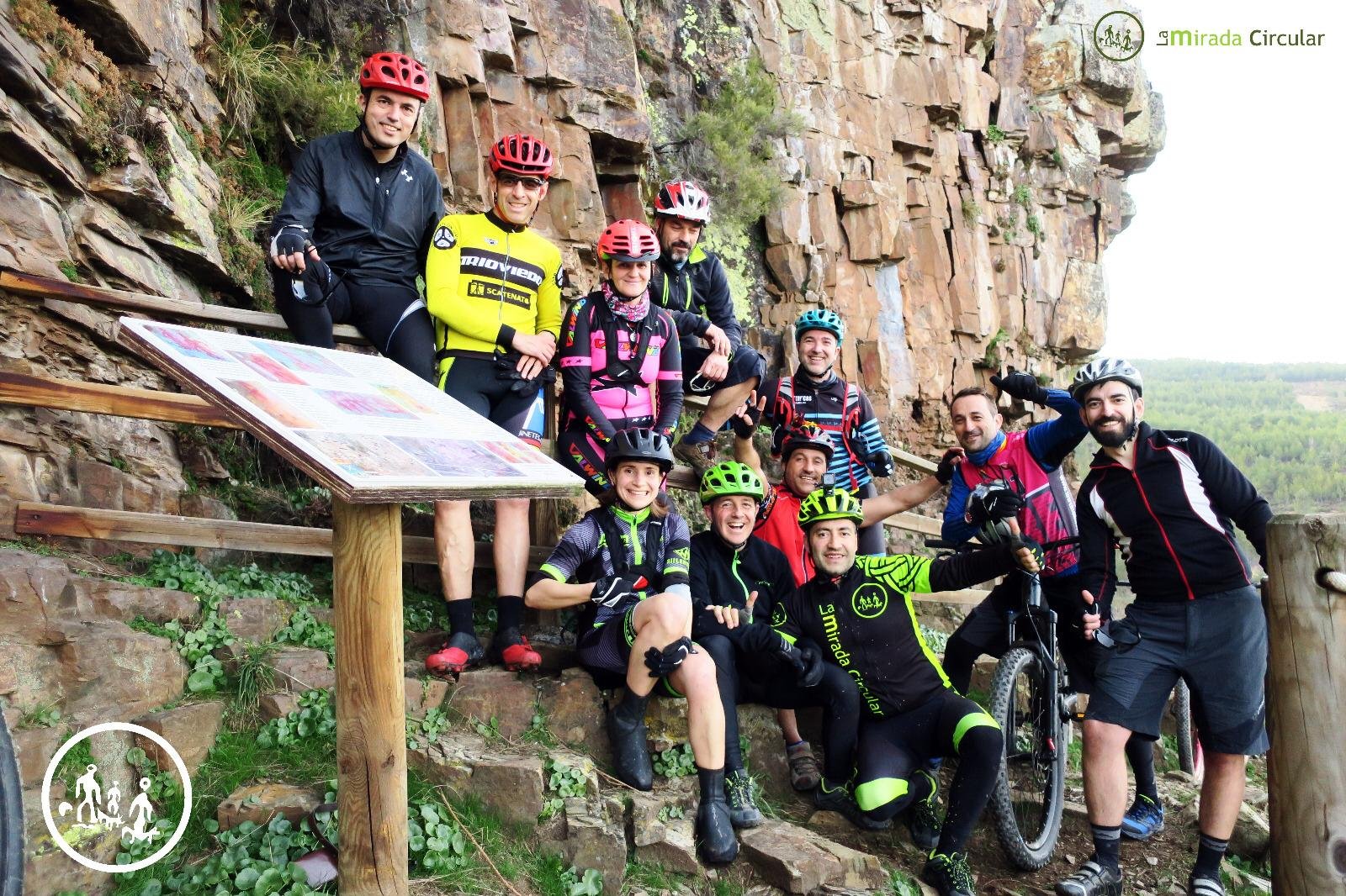 grupo de turistas explorando las medulas