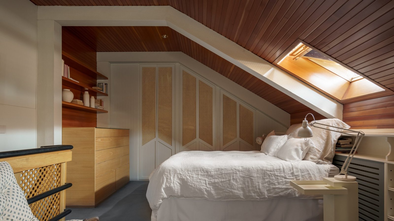 habitacion acogedora con decoracion moderna scaled