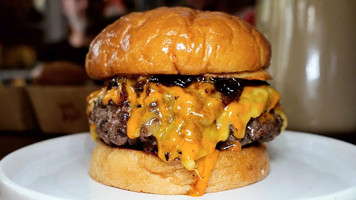 hamburguesa jugosa en un restaurante moderno