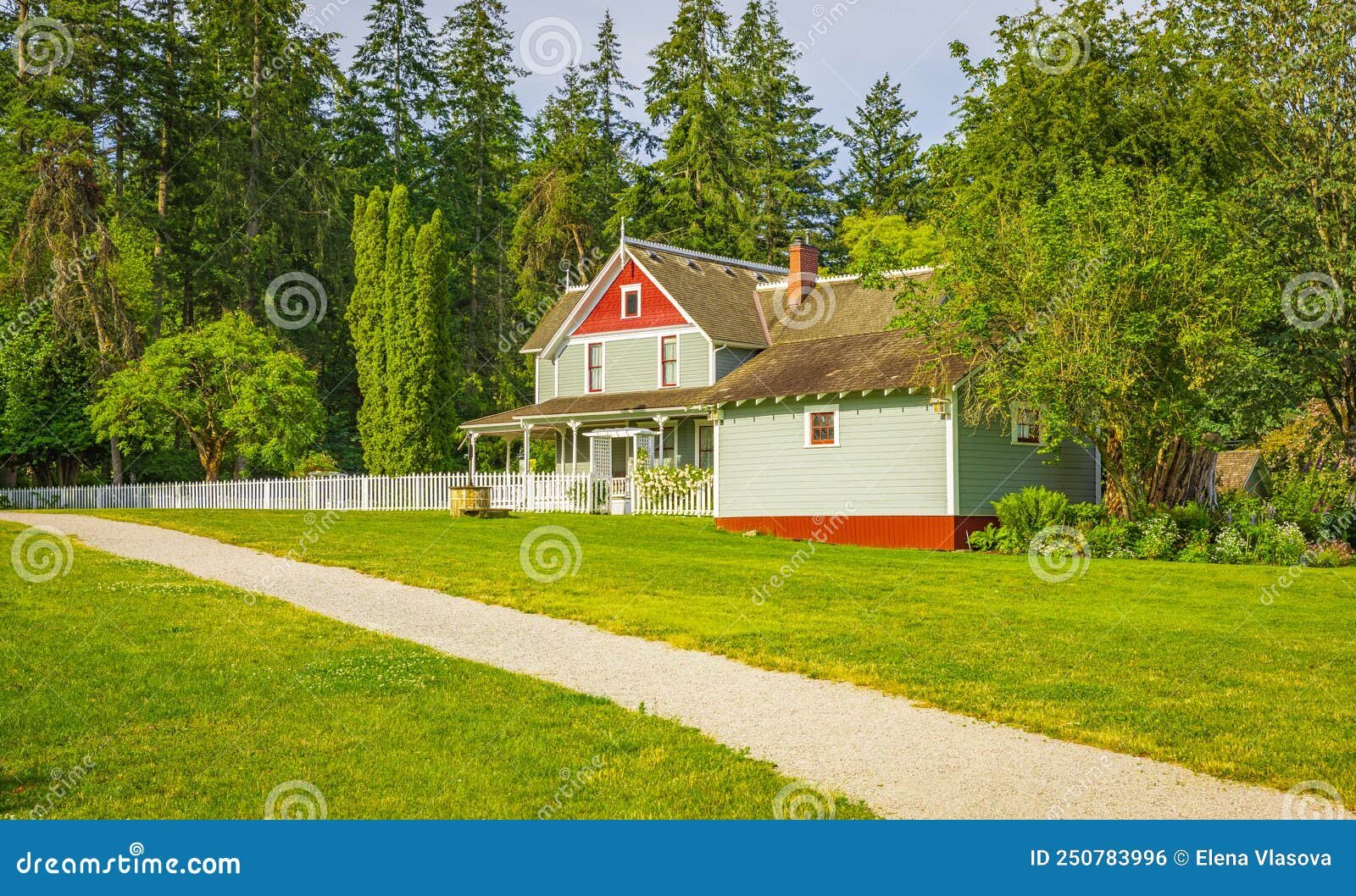 hermosa casa rural entre arboles frondosos
