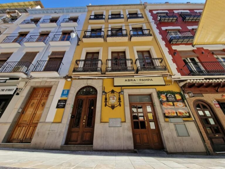 Dónde encontrar hostales baratos en Granada cerca de la estación de autobuses