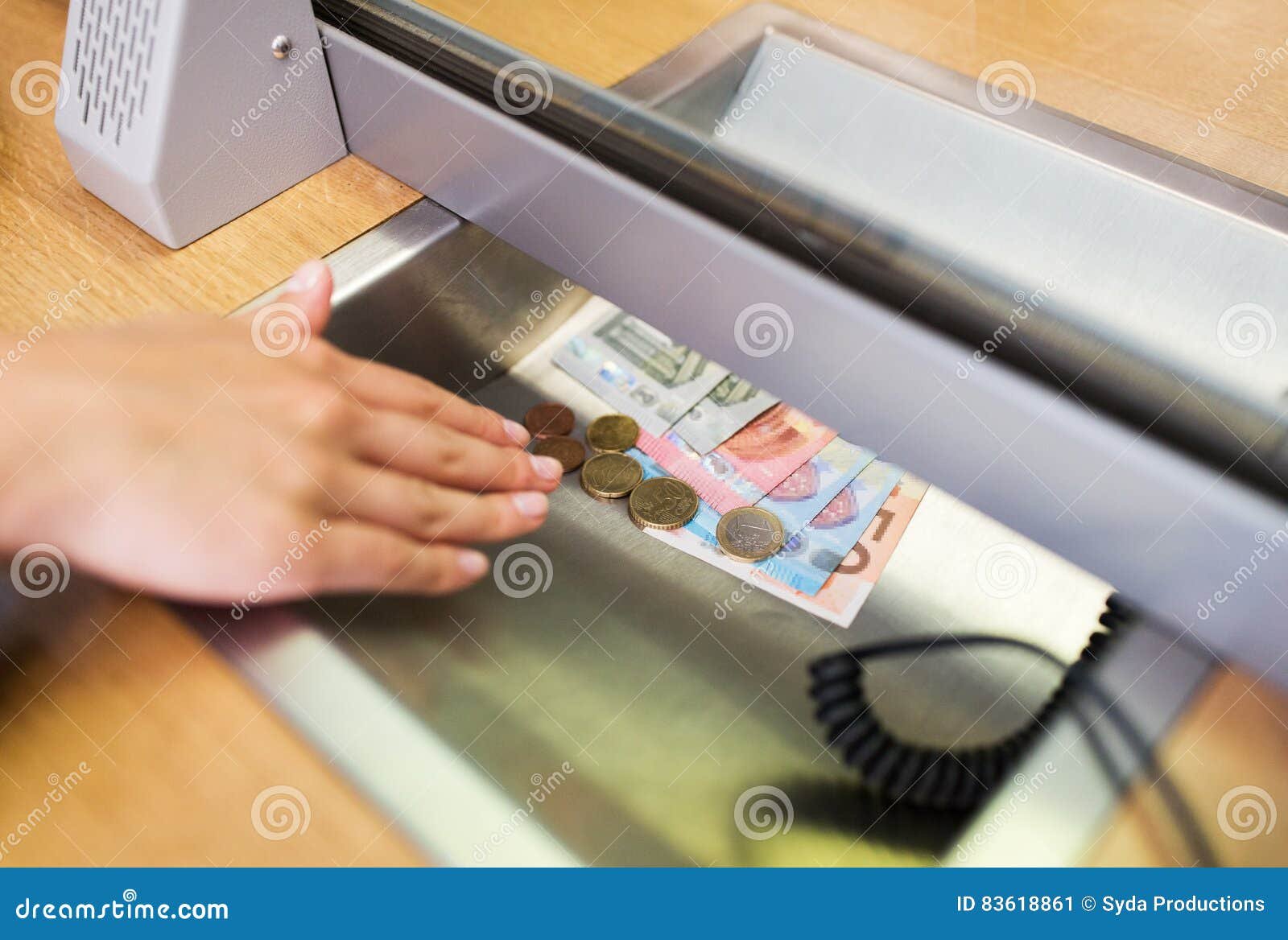 intercambio de monedas en una oficina