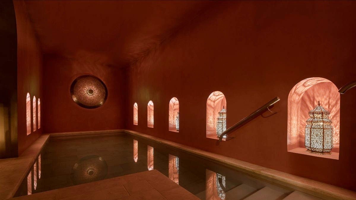 interior de un hammam arabe con luces suaves