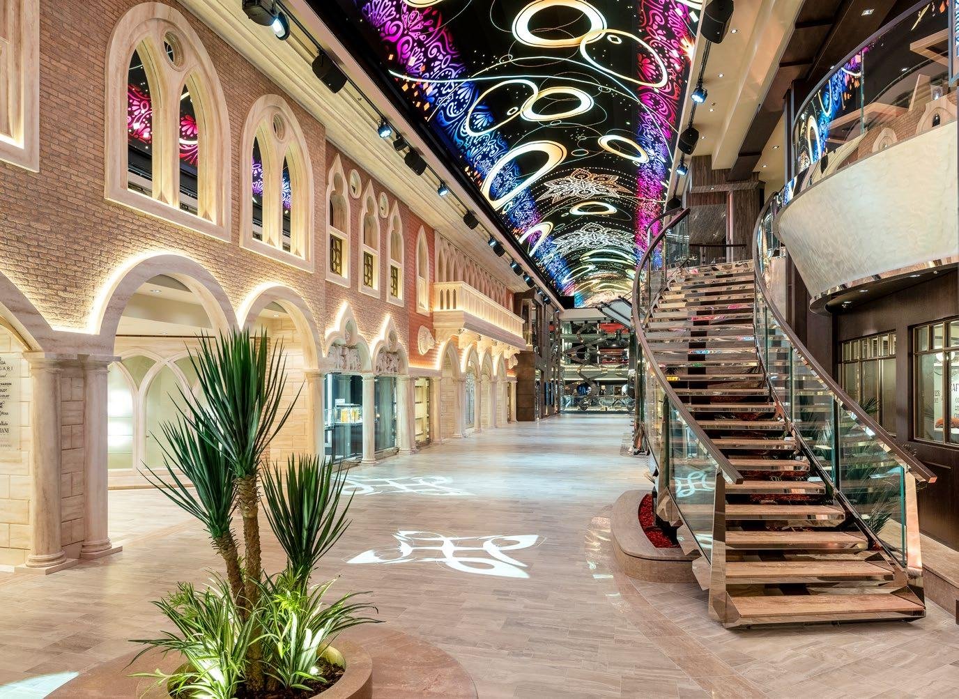 interior elegante del barco msc euribia