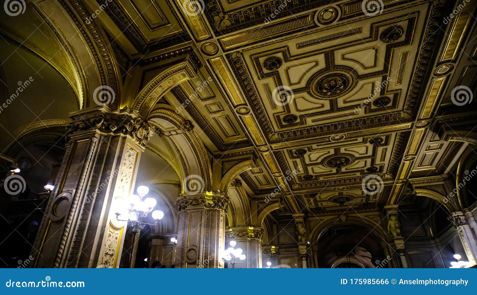 interior majestuoso de la opera de viena