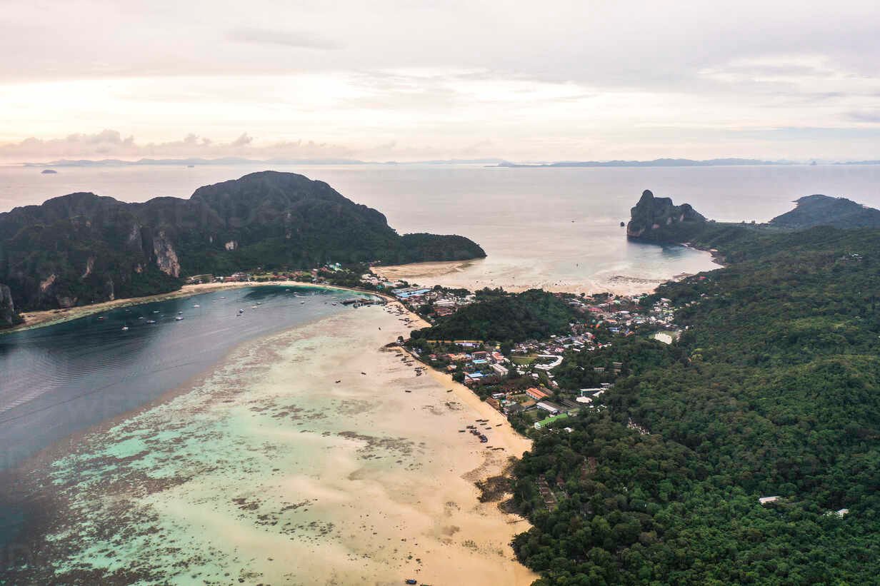 isla con formaciones rocosas en tailandia