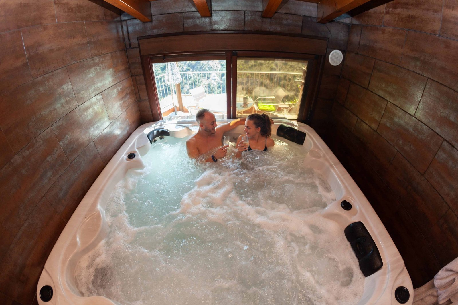 jacuzzi privado en un paisaje romantico