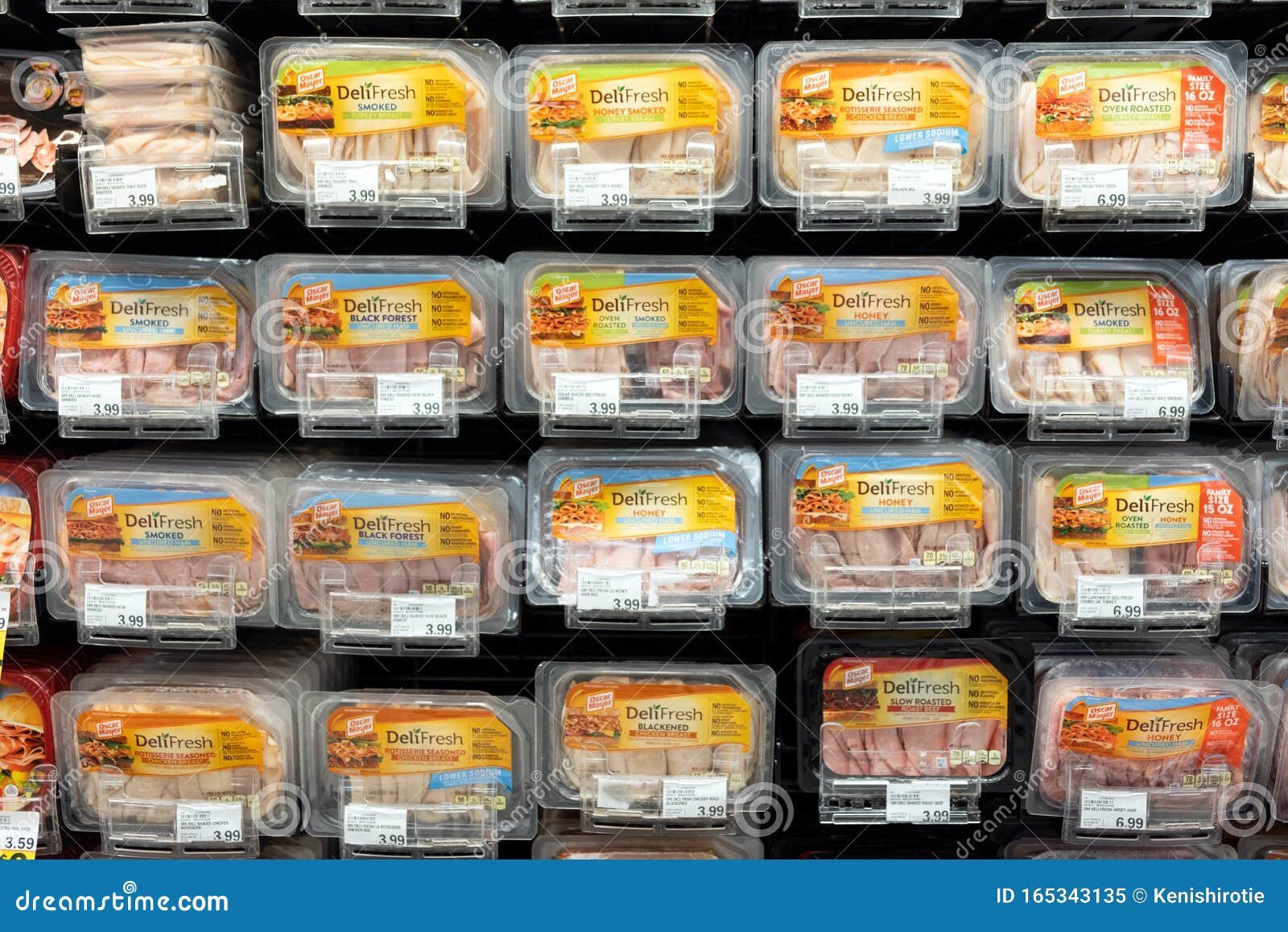 jamon en exhibicion en un supermercado