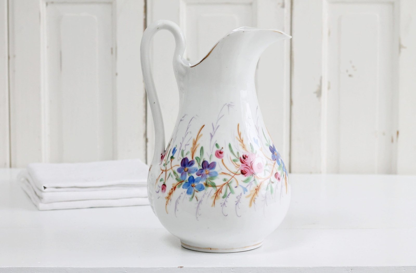 jarras de agua elegantes en exhibicion scaled