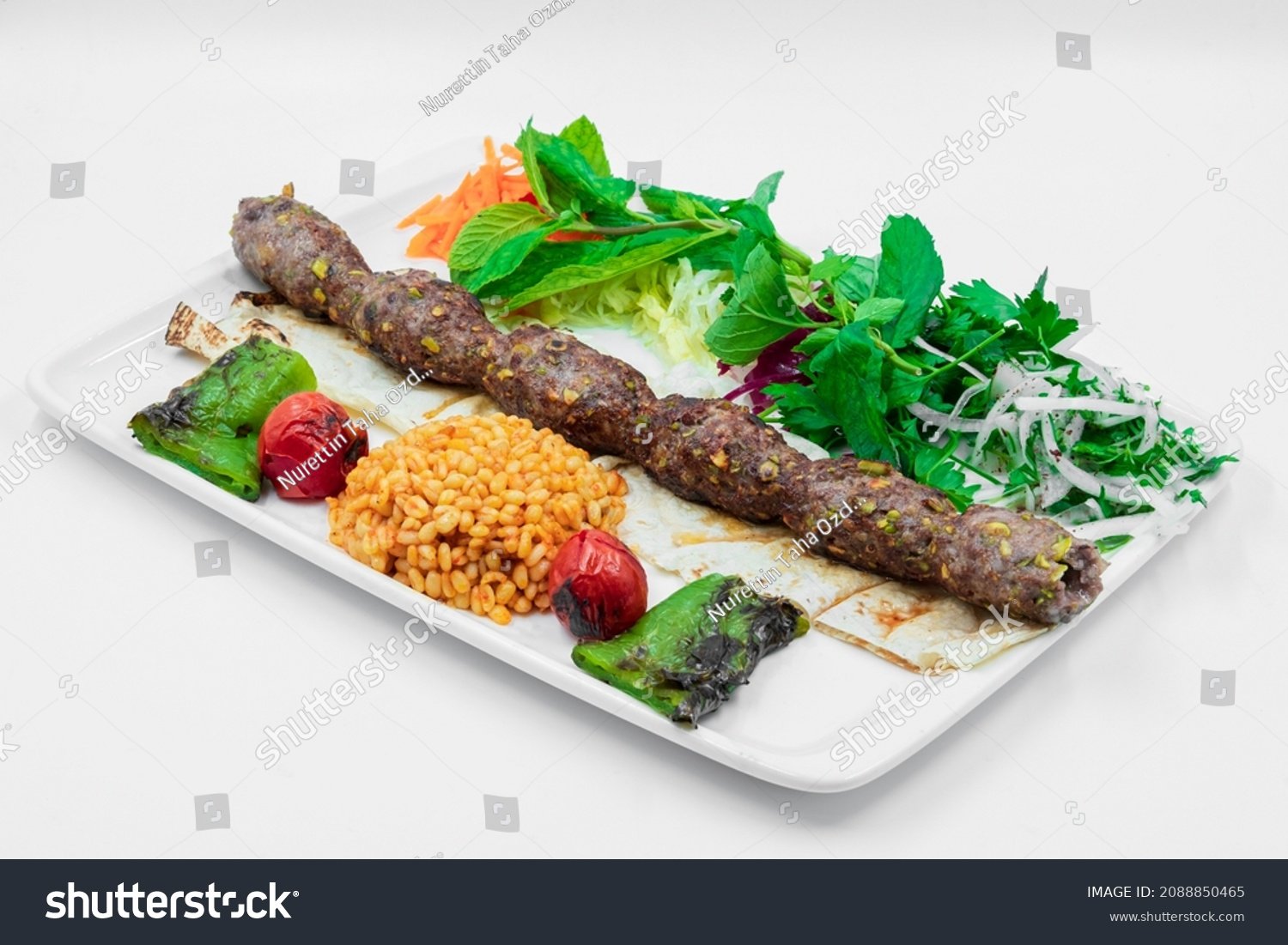 kebab servido en un plato colorido