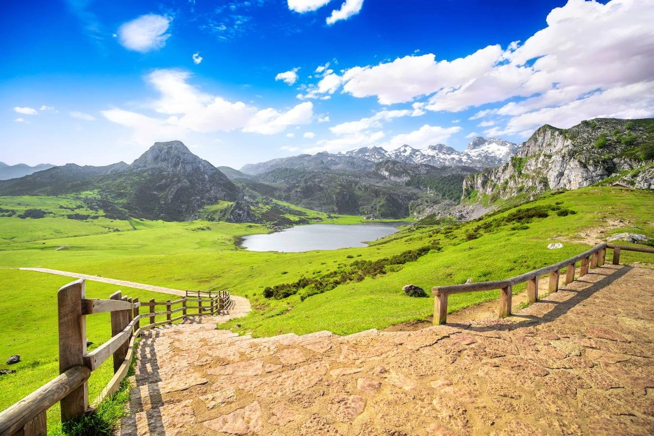 lago de covadonga con montanas de fondo