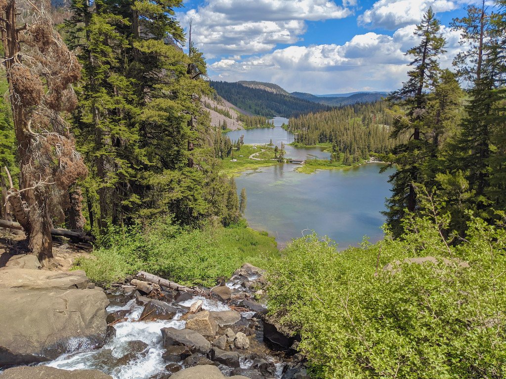lago rodeado de montanas en mammoth