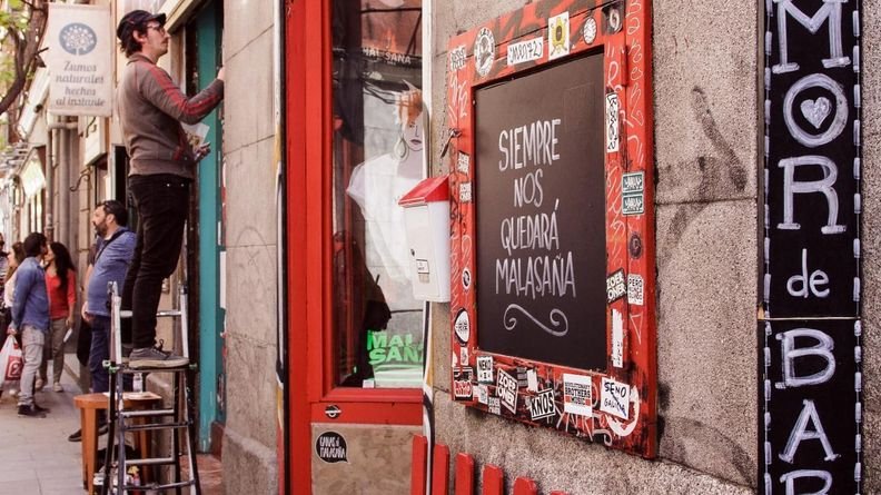 lockers coloridos en una calle de madrid