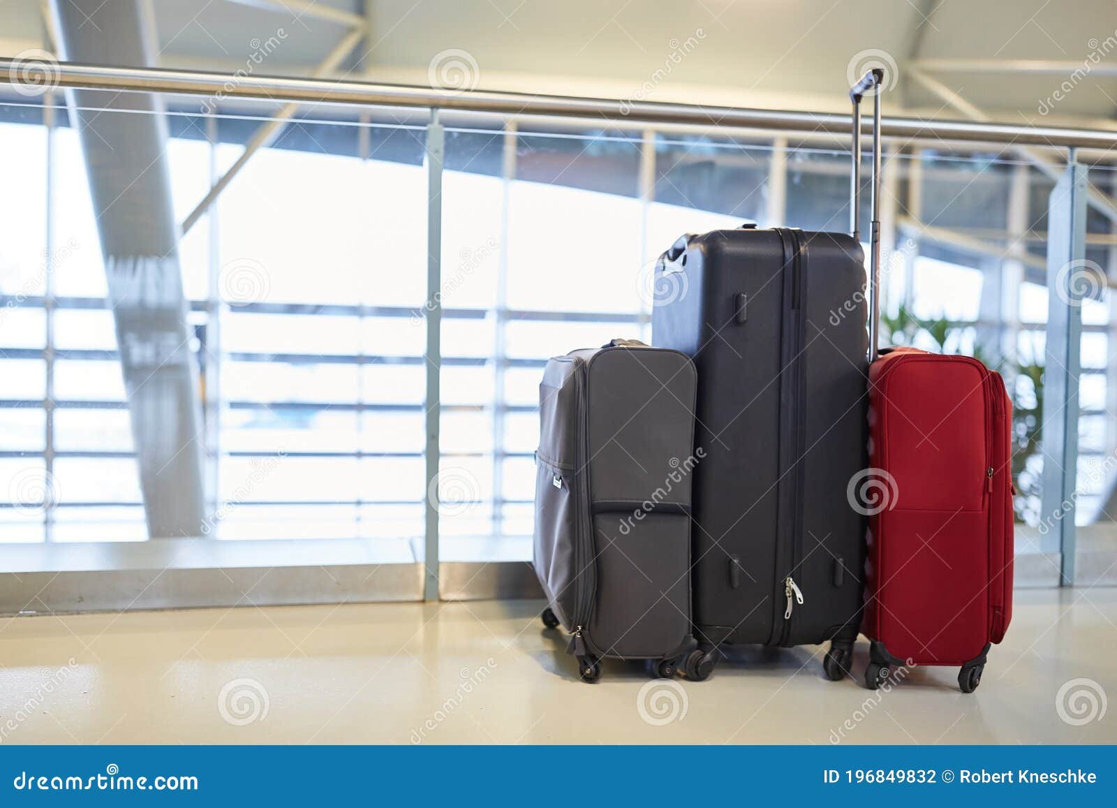 maletas apiladas en una estacion de tren