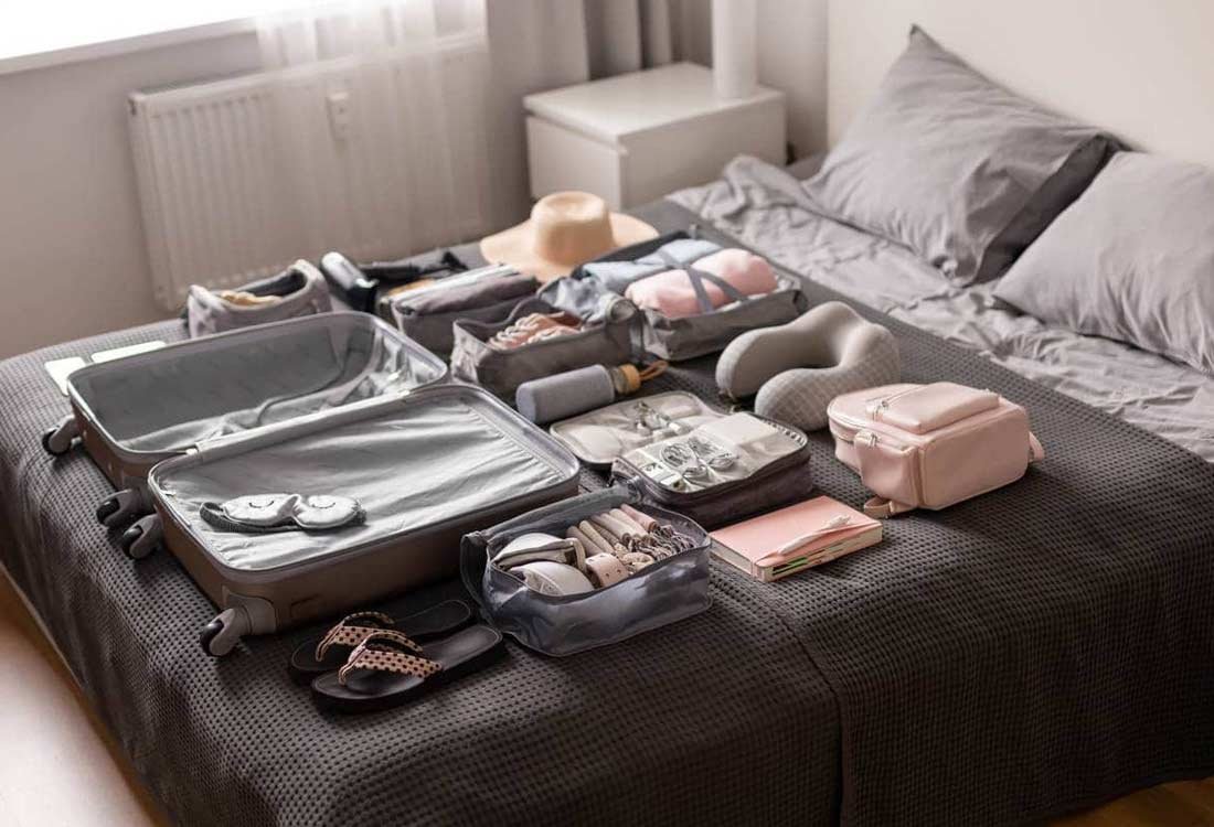 maletas en un espacio de almacenamiento seguro