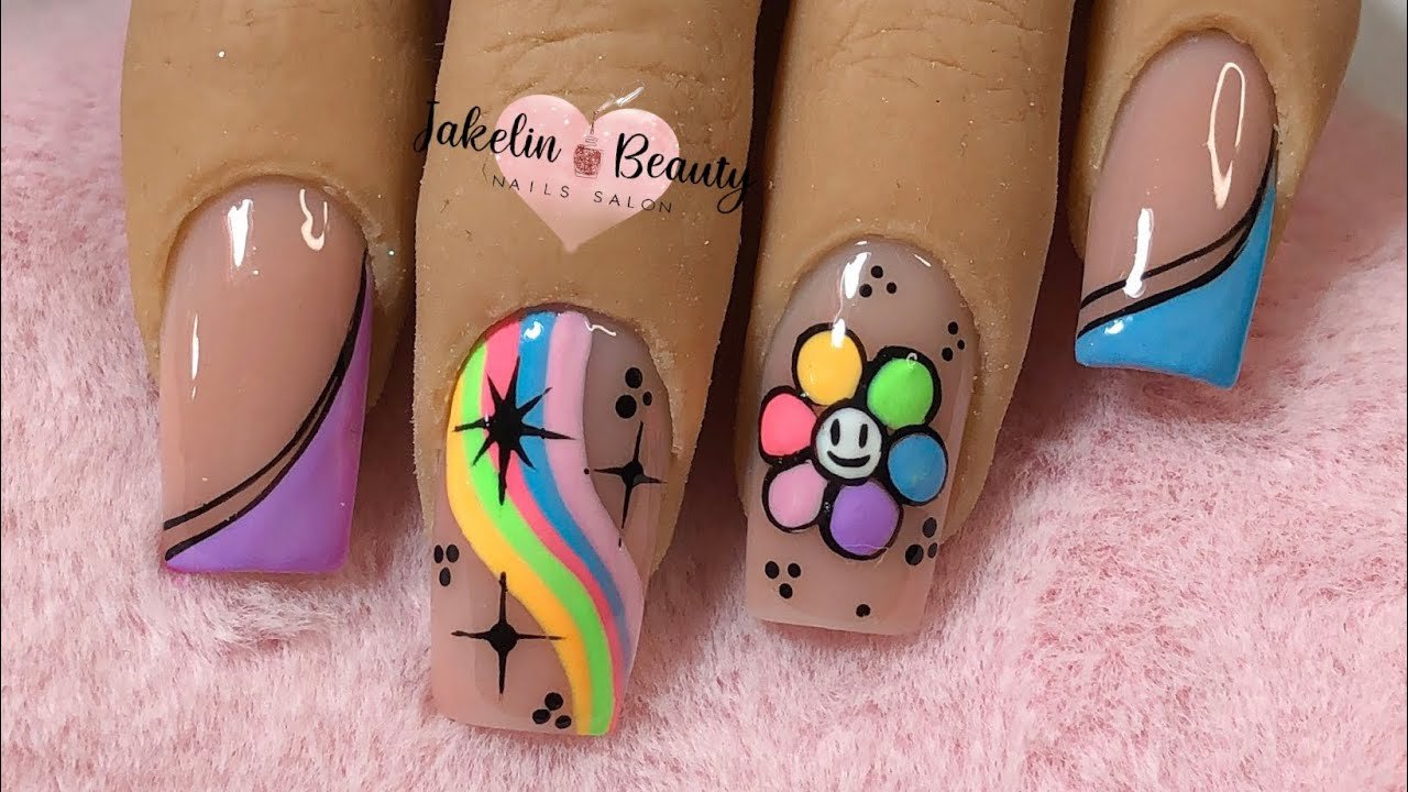 manos con unas decoradas y coloridas