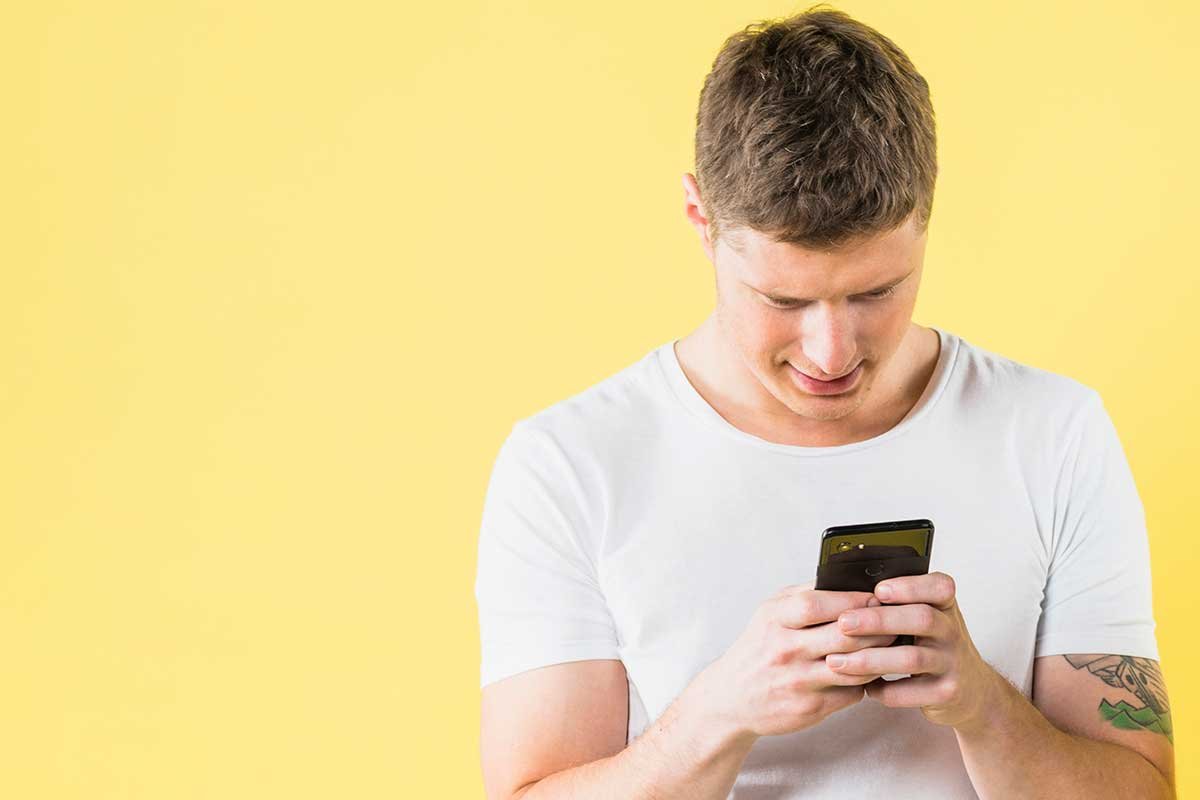 manos usando un telefono movil