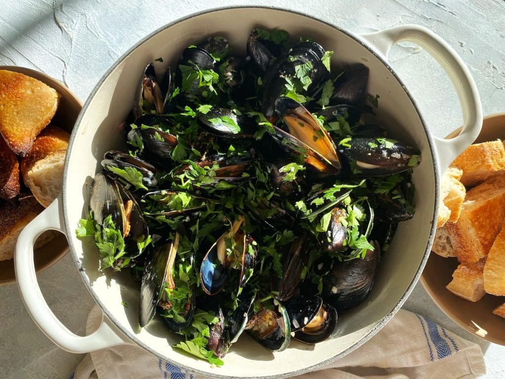 mejillones frescos en un plato atractivo