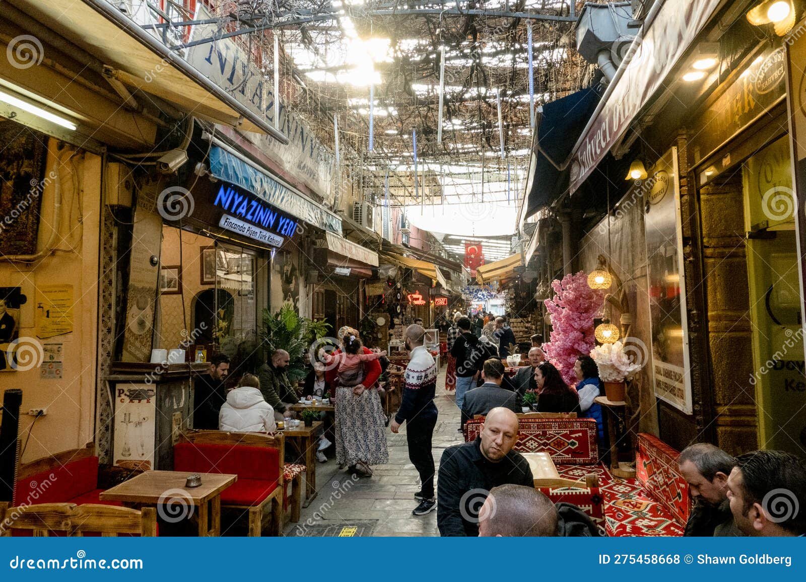mercado bullicioso de ropa en turquia