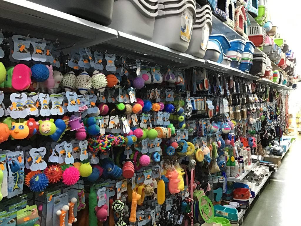 mercado chino con ropa y accesorios