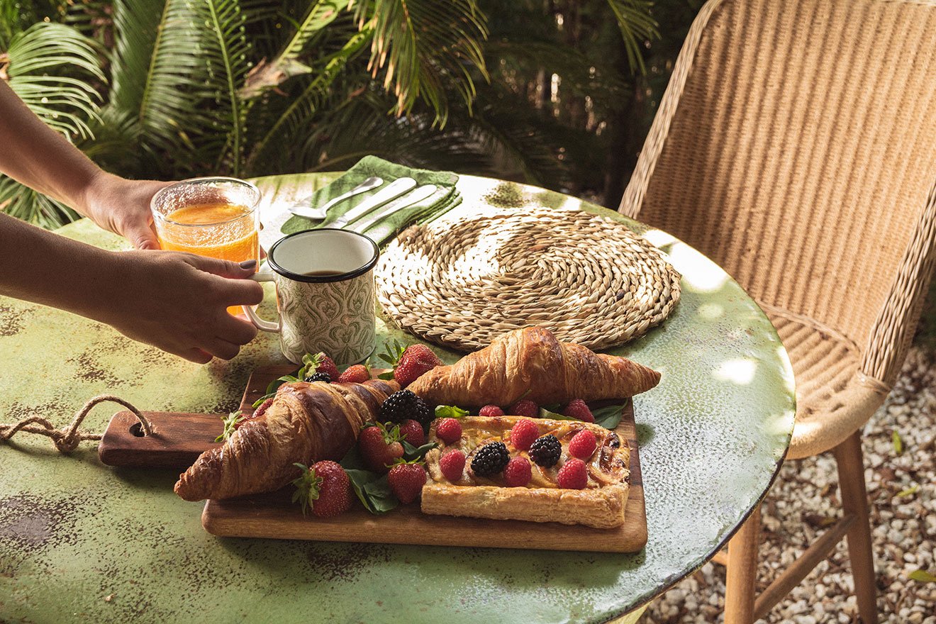 mesa de desayuno con platos variados