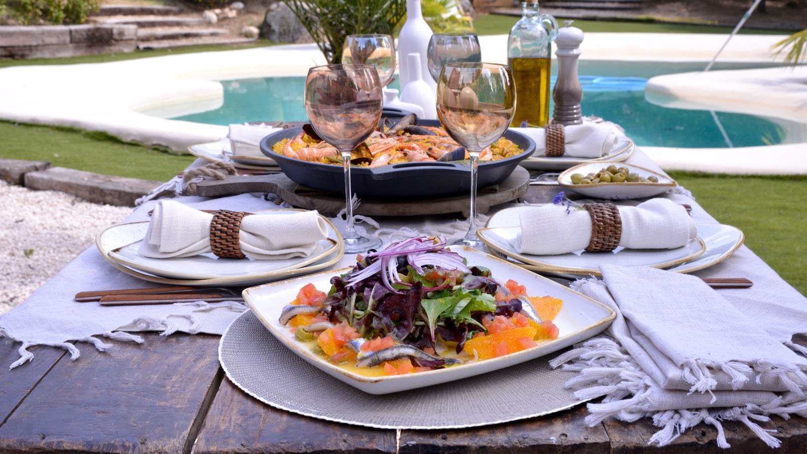 mesa elegante con platos italianos