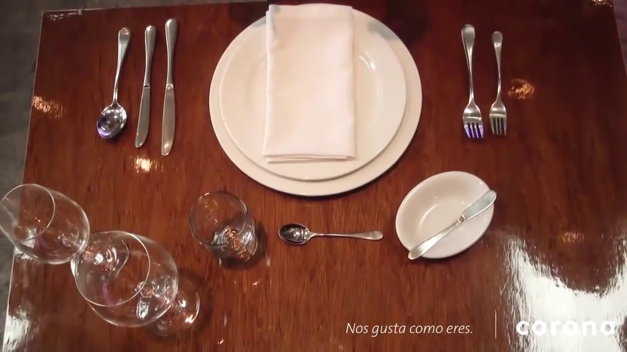 mesa servida con platos y cubiertos