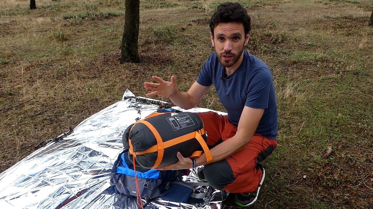 mochila de camping con saco de dormir