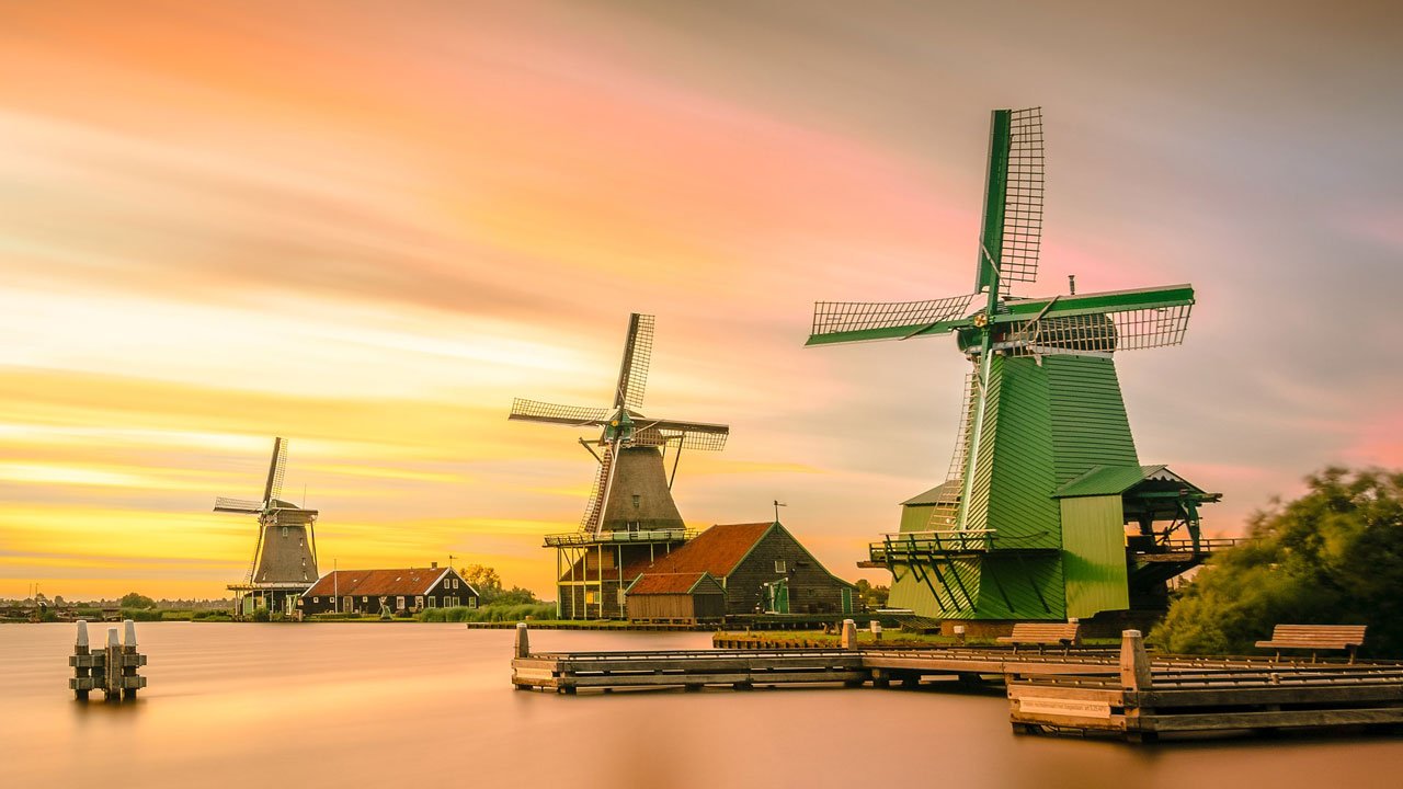 molinos de viento en paisajes holandeses