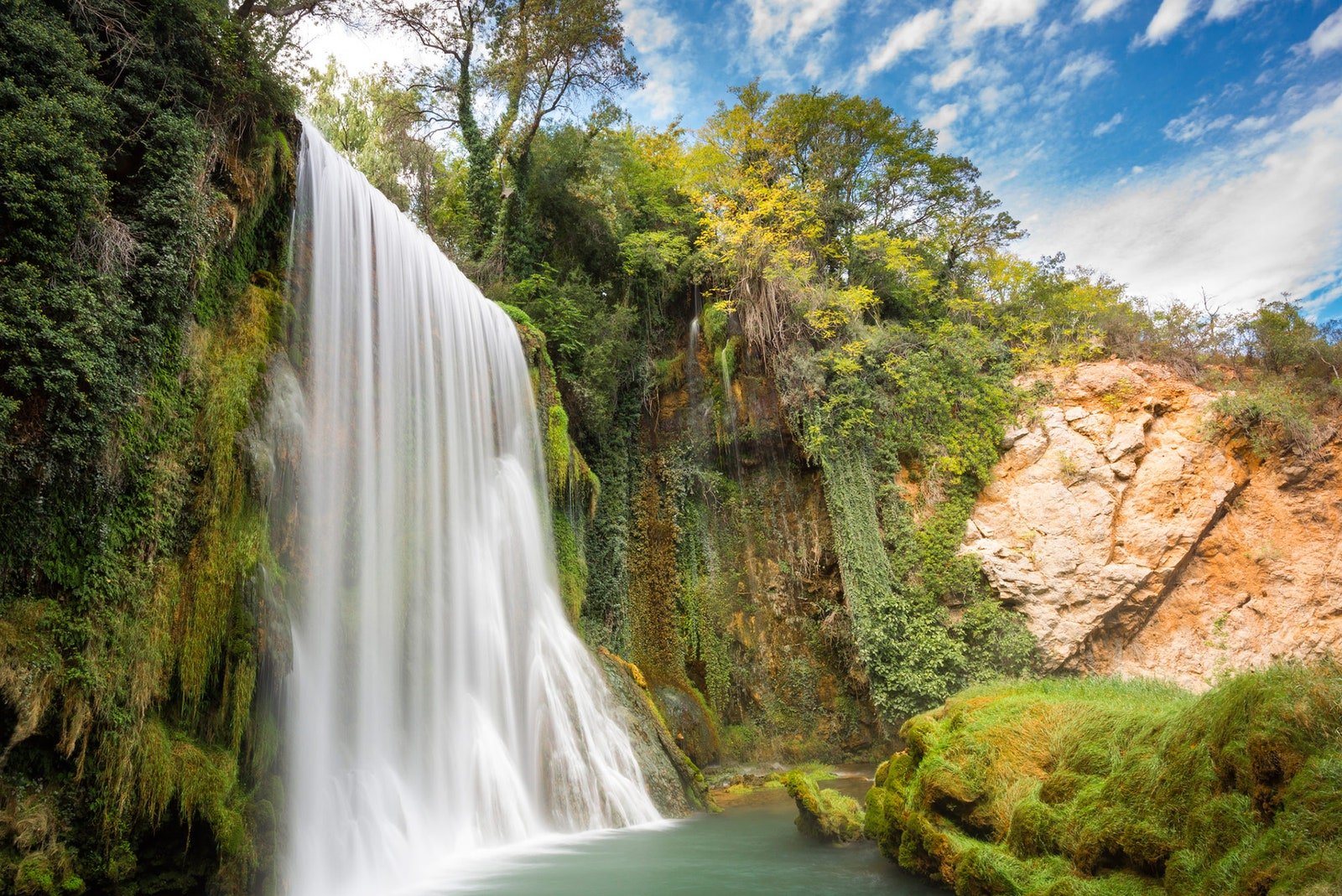 monasterio de piedra en un paisaje natural