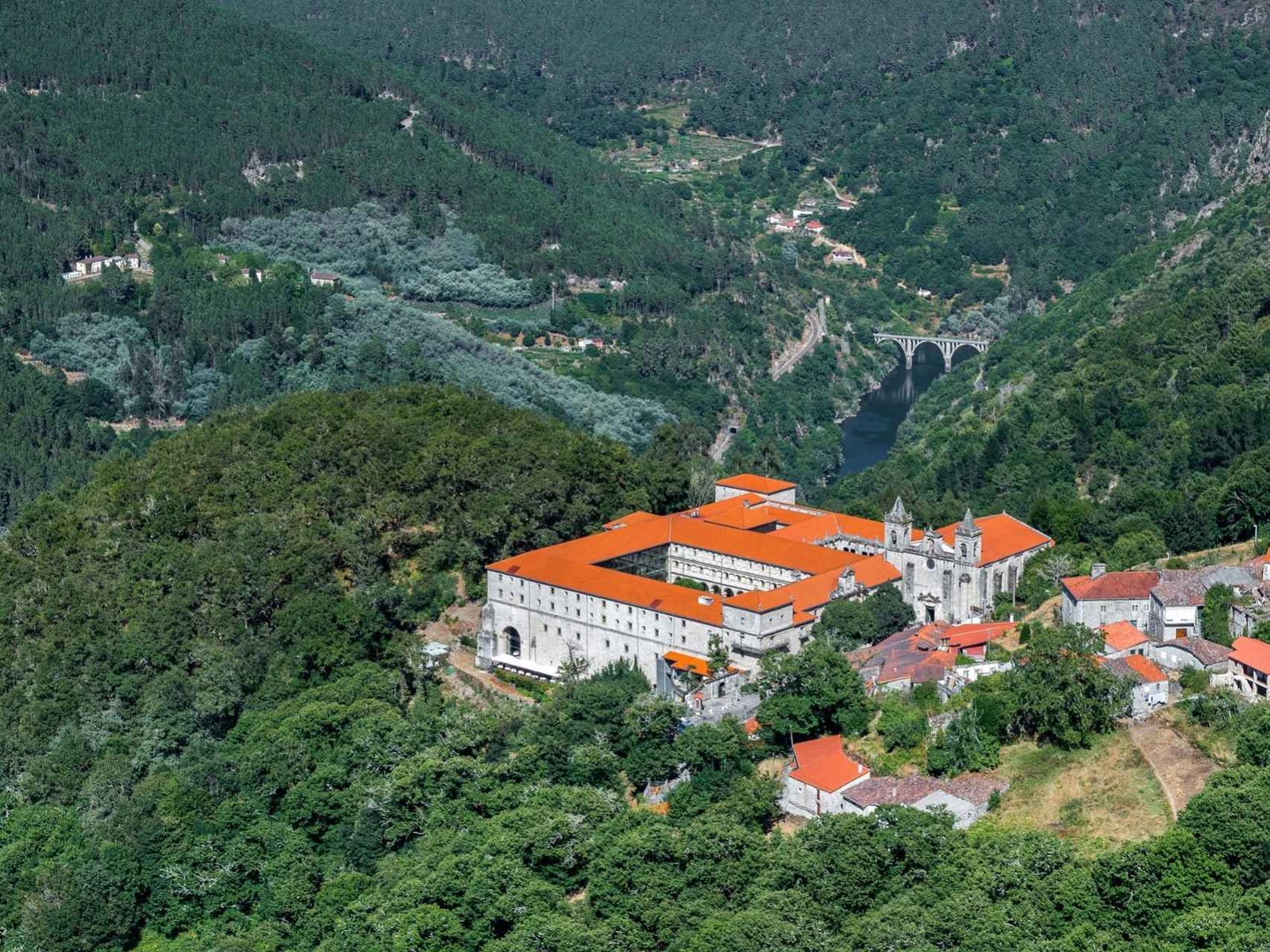 monasterio de san estevo rodeado de naturaleza
