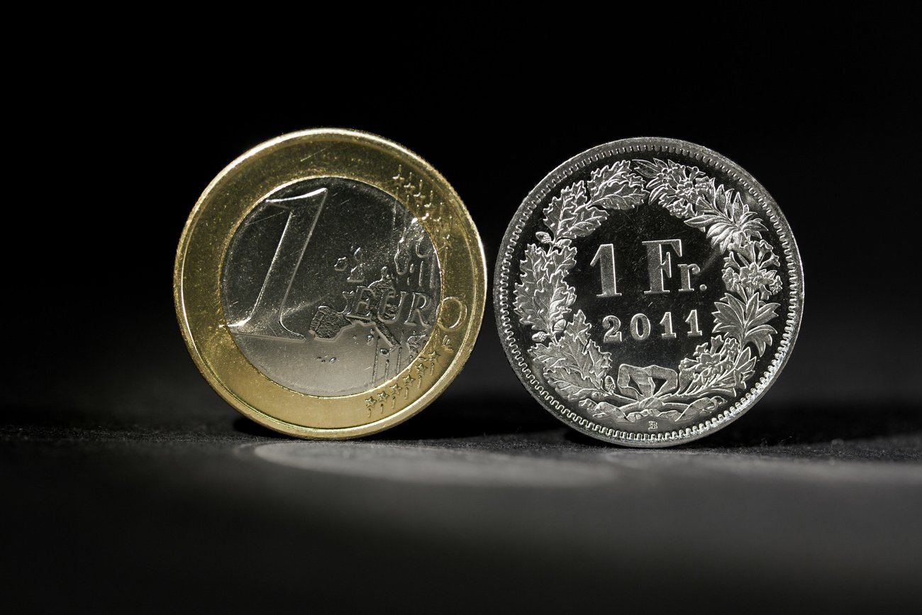 monedas de euro y franco suizo juntas