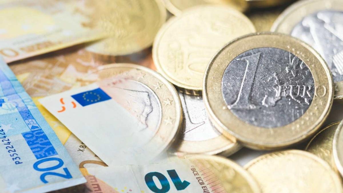 monedas de euro y peso argentino juntas