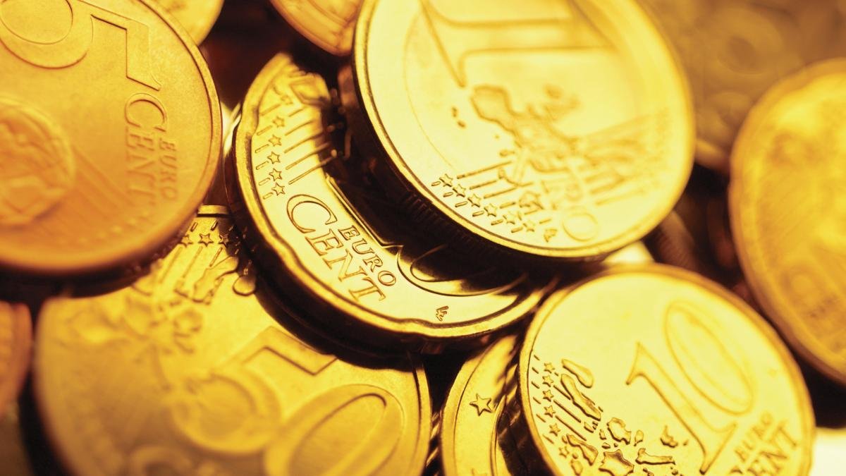 monedas de euro y real brasileno juntas