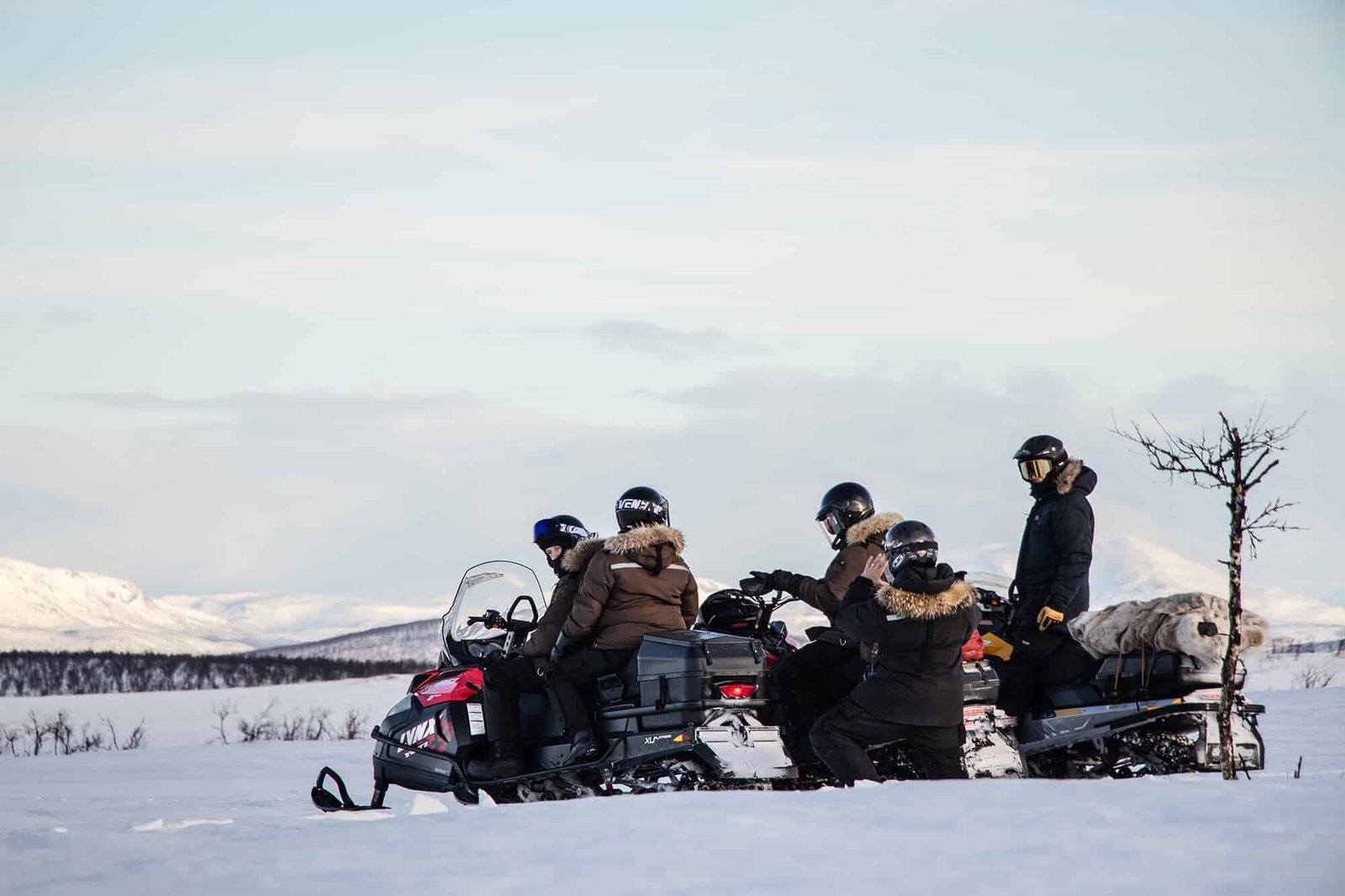 motocicleta en un paisaje artico impresionante