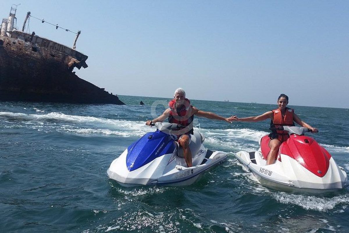motos de agua en playa de chipiona