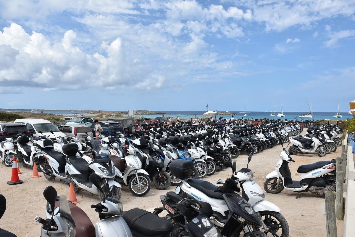 motos estacionadas en la playa de ibiza
