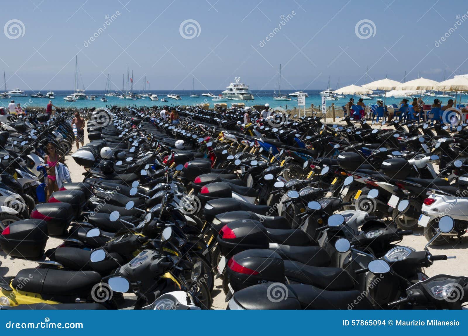 motos estacionadas en una playa de formentera