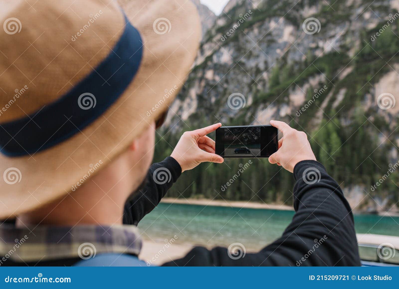 movil en mano frente a un paisaje