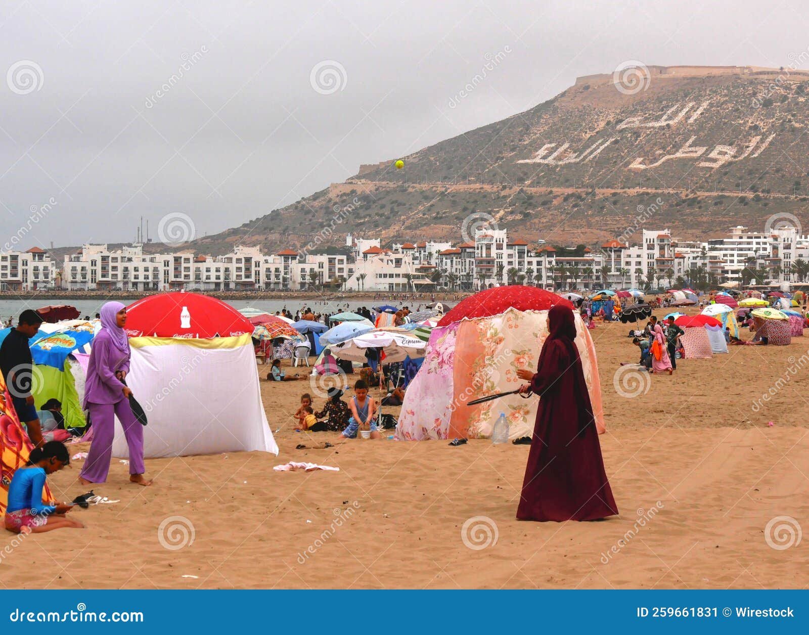 mujer con atuendo tradicional marroqui en paisaje