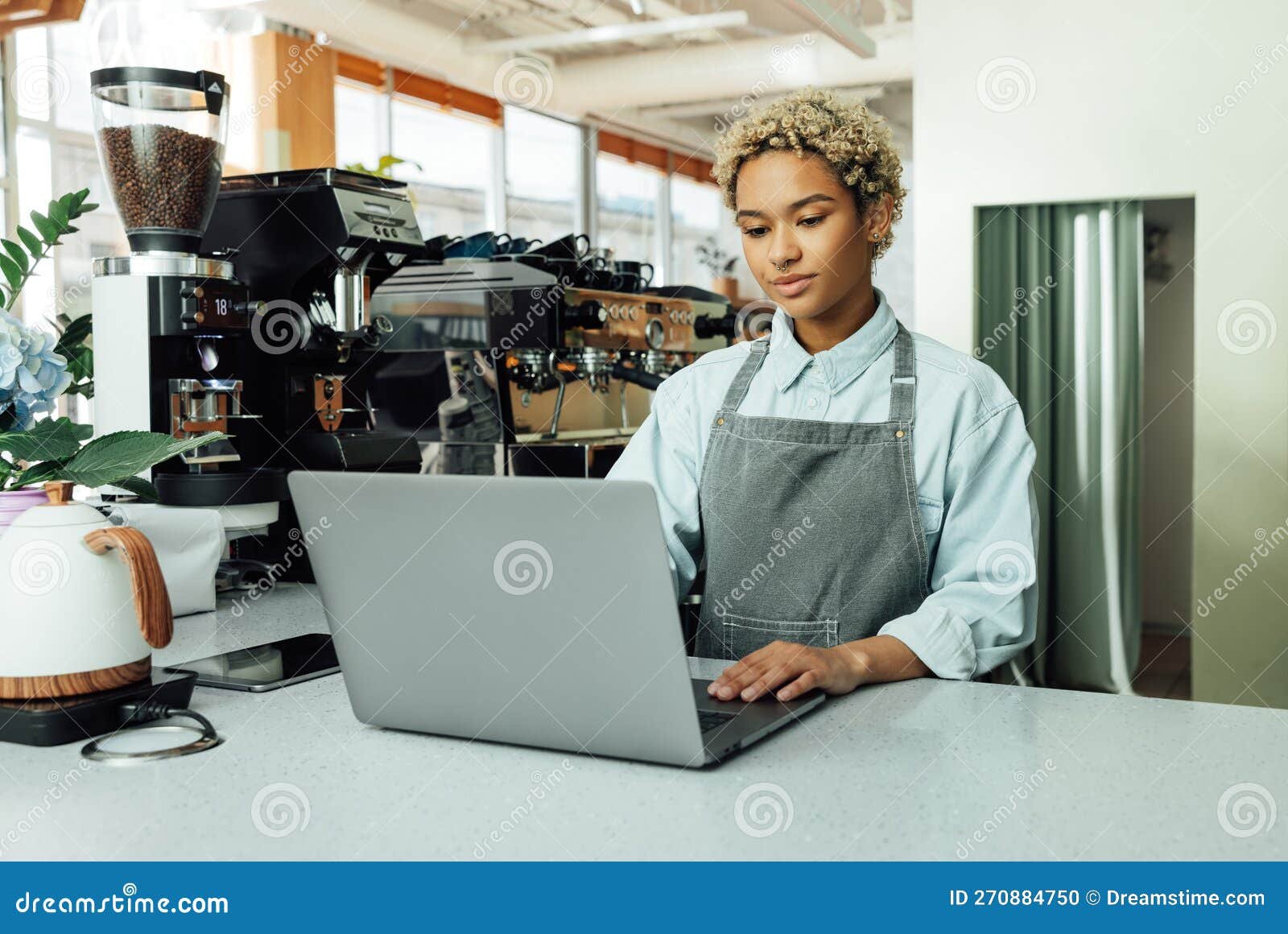 mujer usando laptop en una cafeteria