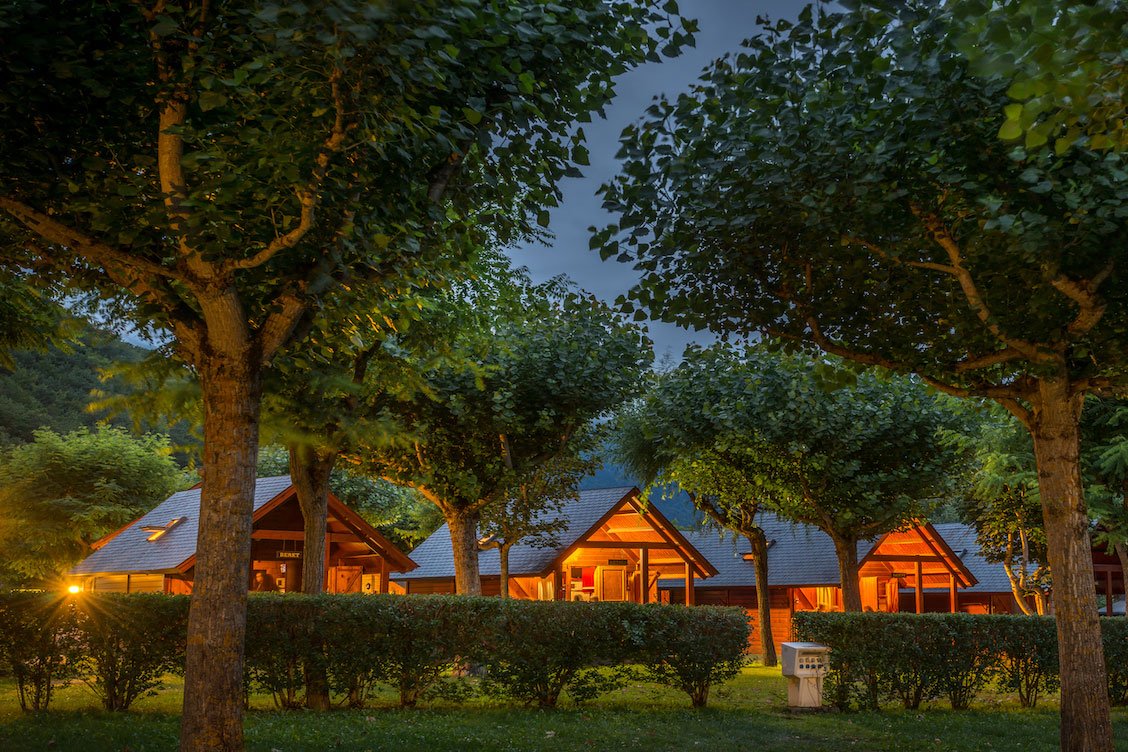 naturaleza y bungalows en un camping